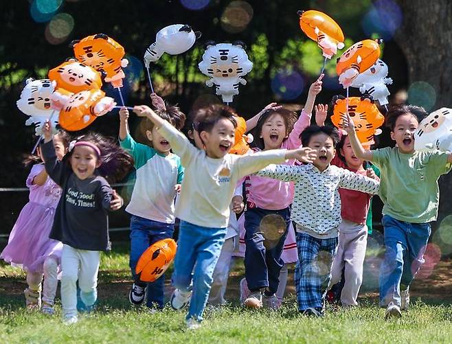 어린이날을 사흘 앞둔 2일 오전 서울 송파구 한성백제박물관 앞에서 야외학습을 나온 어린이들이 송파구 캐릭터인 하하·호호와 함께 비눗방울 놀이를 하고 있다. ⓒ연합뉴스
