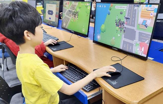 LX한국국토정보공사가 행정안전부·KT와 함께 3일 세종으뜸초등학교 3~4학년 60여명을 대상으로 AI 디지털교과서를 활용해 도로명주소 교육을 실시했다.ⓒLX한국국토정보공사
