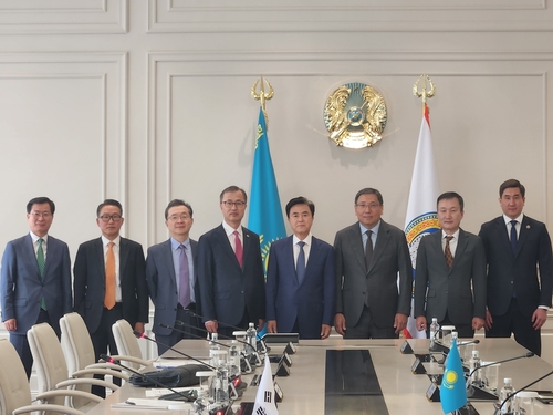 김태흠 충남 지사(왼쪽 다섯 번째)는 3일(현지시간) 카자흐스탄 알마티시청을 방문, 예르볼랏 도사예프 시장(〃 여섯 번째)과 교류·협력 방안을 논의했다.