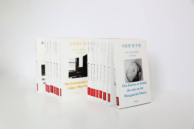 북디자이너 조슬기가 작업한 문지 스펙트럼. ‘2021년 한국에서 가장 아름다운 책’ 상을 받았다. 아트북스 제공