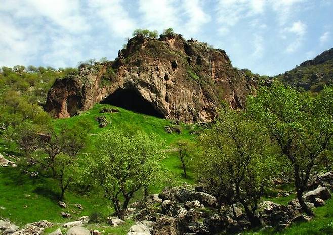 이라크 자그로스산맥의 샤니다르동굴 입구. 네안데르탈인 유골 화석 10구가 발견된 유적지다. 케임브리지대 제공