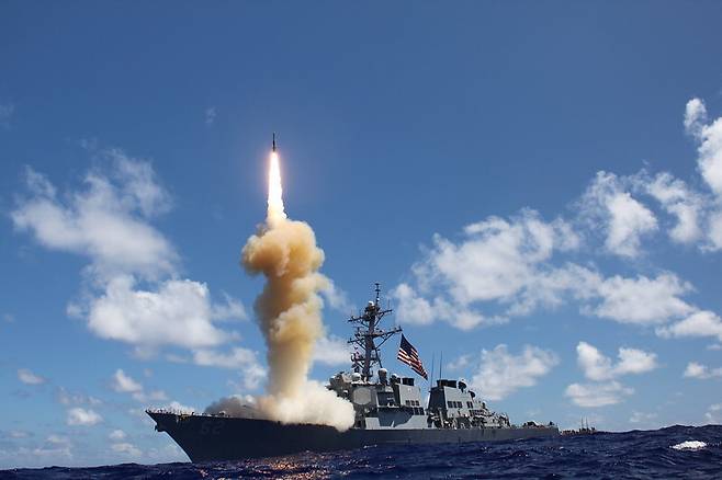 지난 2012년 10월25일 미 해군 이지스 구축함 피츠제럴드(DDG 62)가 합동 탄도 미사일 방어 훈련의 일환으로 SM-3 미사일을 발사하고 있다. 미 해군 누리집 갈무리