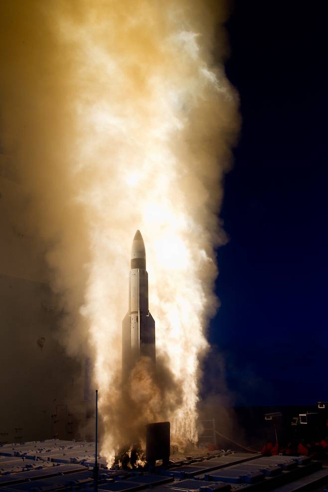 지난 2013년 5월16일 SM-3 블록 1B 요격 미사일이 미 해군 이지스 순양함인 레이크 이리(CG 70)에서 발사되고 있다. 미 해군 누리집 갈무리