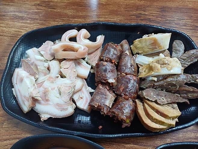 고승애 사장이 “맛만 보고 있으라”며 내놓은 모둠순대. 머릿고기, 순대, 오소리감투, 허파, 간 등이 들어있다. 이준희 기자