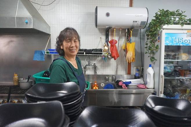 보산분식의 요리를 책임지고 있는 고승애 사장. 이준희 기자