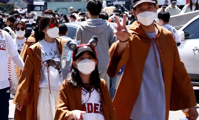 가족 단위 야구 관람객들이 2022년 5월5일 인천 SSG 랜더스필드를 찾아 경기장으로 향하고 있다. 연합뉴스