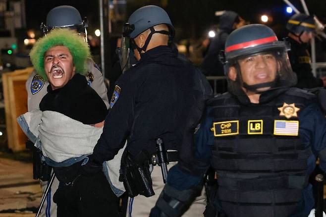 2일(현지시각) 미국 로스앤젤레스 캘리포니아대(UCLA)에서 한 시위대가 연행되고 있다. AFP 연합뉴스