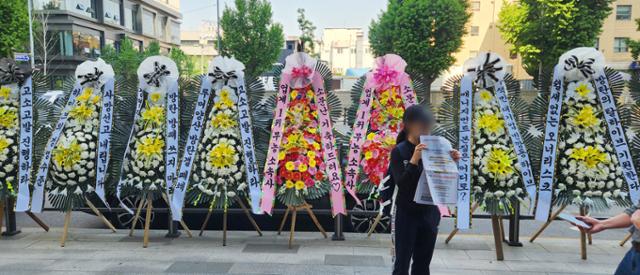3일 서울 용산구 하이브 사옥 앞에 방탄소년단(BTS) 소속사 하이브를 향한 항의성 문구가 담긴 근조화환이 놓여 있다. 연합뉴스