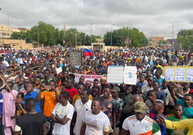 서아프리카 니제르의 군부 정권 지지자들이 3일 수도 니아메에서 국가의 자유 수호와 외국의 간섭 배제를 촉구하는 시위를 하고 있다. 니아메=AP 연합뉴스