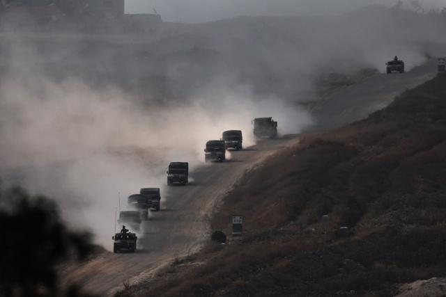 이스라엘군 차량들이 지난 3월 1일 국경을 넘어 가자지구로 진입하고 있다. 가자지구=EPA 연합뉴스