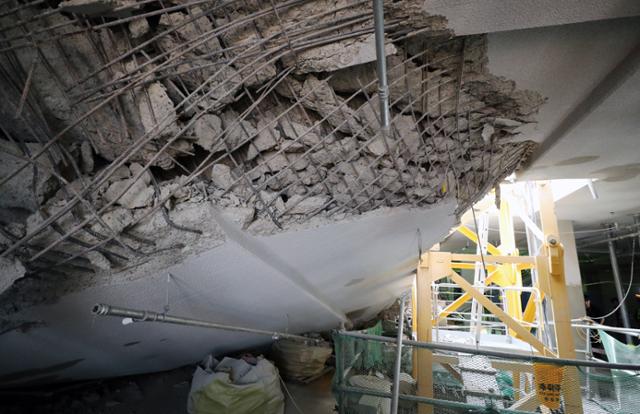 지난해 4월 인천시 서구 검단신도시의 아파트 건설 현장에서 구조물이 파손돼 있다. 이곳에서는 지하 주차장 1∼2층의 지붕 구조물이 무너지는 사고가 발생했다. 연합뉴스