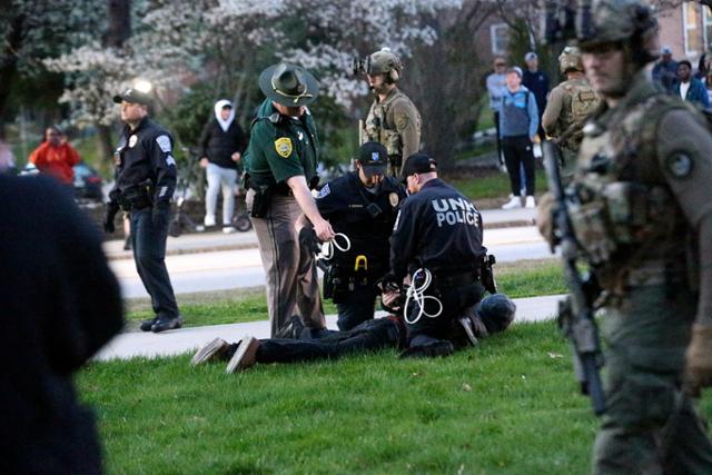 미국 경찰이 1일 뉴햄프셔주 더럼 뉴햄프셔대에서 친팔레스타인 시위에 참가한 학생을 바닥에 제압한 뒤 체포하고 있다. 더럼=AP 연합뉴스
