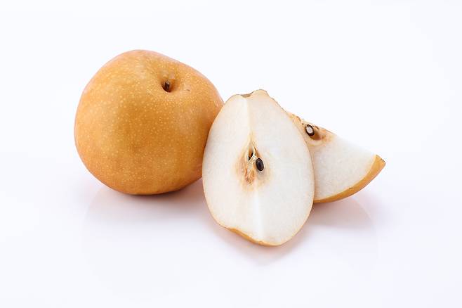 아삭한 식감에 시원한 맛이 일품인 배는 아스파라긴산을 가지고 있어 체내 알코올 성분을 빨리 분해한다./사진=클립아트코리아