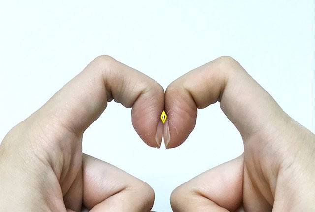 양손의 검지 손톱을 서로 밀어내듯 맞댔을 때 손톱 사이에 다이아몬드 모양이 생기지 않으면 폐암 신호일 수 있다./사진=헬스조선 DB