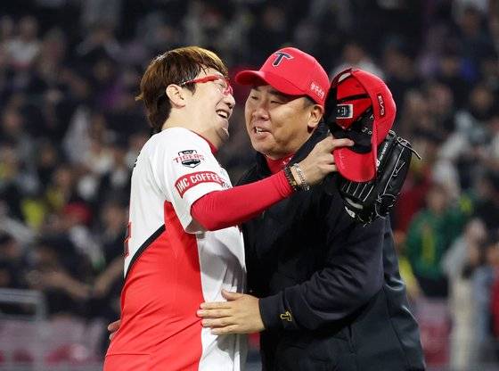 이범호 감독과 포옹하는 양현종. [연합뉴스]