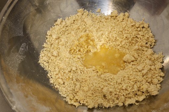 반죽을 만들 때 차가운 버터를 스크래퍼로 자르듯 섞어 모래알 만하게 만드는 것이 포인트다. 사진 염혜민
