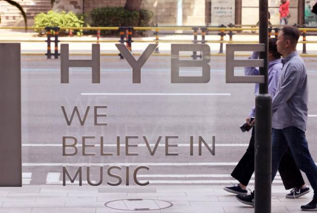 시민들이 2일 서울 용산구 하이부 사옥 앞을 지나고 있다. 하이브는 올해 1분기 영업이익이 144억원으로 지난해 동기보다 72.6% 감소했다고 2일 공시했다. 연합뉴스