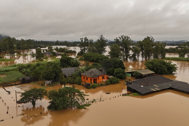 2일(현지시간) 브라질 히우그란지두술주의 한 마을이 폭우로 침수돼 있다. AFP연합뉴스