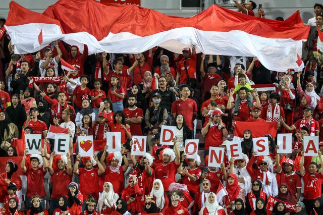 인도네시아 축구팬들이 3일(한국시간) 카타르 도하 압둘라 빈 칼리파 스타디움에서 펼쳐진 2024 아시아축구연맹(AFC) 23세 이하(U-23) 아시안컵 이라크와의 3·4위 결정전에서 열정적인 응원을 펼치고 있다. AFP연합뉴스