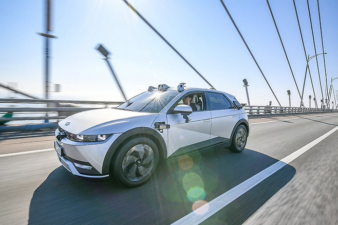 A level 4 autonomous vehicle developed by Hyundai Mobis runs on a road in the western port city of Incheon. [Courtesy of Hyundai Mobis Co.]