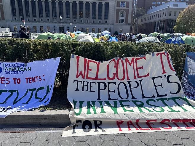 지난달 25일(현지시간) 미국 뉴욕 컬럼비아대 캠퍼스 교정에서 열린 ‘가자 전쟁 반대’ 시위의 농성장 앞에 높인 구호 포스터. [연합뉴스]