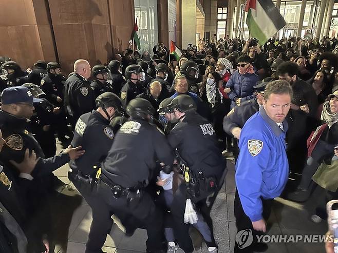 미국 뉴욕시 경찰이 뉴욕대에서 친팔레스타인 시위에 참여한 사람들을 체포하는 모습 [AP 연합뉴스]