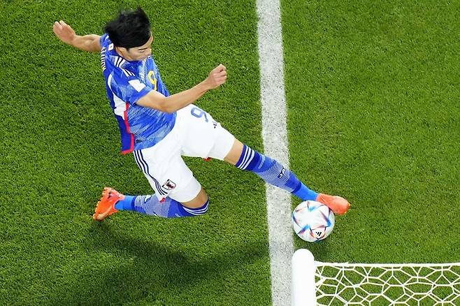 2022 카타르월드컵에서 일본이 거함 스페인을 잡아낸 원동력이 됐던 ‘1mm의 기적’. 공이 라인을 완전히 벗어나지 않았다는 판정을 통해 다음 플레이에서 이뤄지는 결승골이 최종 인정됐다. <출처=AP>