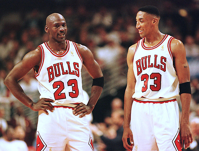 1996-97 동부 콘퍼런스 결승(NBA 4강) 2차전 홈경기에서 마이애미 히트를 상대하며 대화하는 시카고 불스의 마이클 조던(왼쪽)과 스코티 피펜. 사진=AFP=연합뉴스 제공