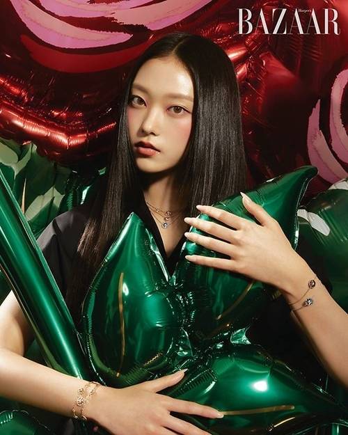 해린이 디올 주얼리의 글로벌 앰배서더로서 장미 모티프가 강조된 반짝이는 장신구들과 조화롭게 어우러지는 독특한 콘셉트를 완벽하게 소화해냈다.  사진=하퍼스 바자