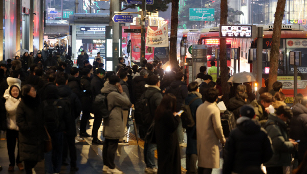 (서울=뉴스1) 김진환 기자 = 수도권 등 중부지역을 중심으로 폭설이 내린 9일 오후 서울 중구 명동에서 시민들이 광역 버스를 기다리고 있다. 정부가 하루 평균 약 32만명이 광역버스를 이용하는 수도권 남부지역의 교통 편의성을 높이고 시민 불편을 개선한다.