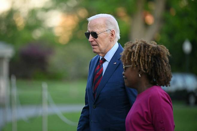 조 바이든 미국 대통령이 2일(현지시간) 노스캐롤라이나주 선거 행사에 참석한 뒤 카린 장-피에르 대변인과 워싱턴 백악관에 도착을 하고 있다./AFPBBNews=뉴스1