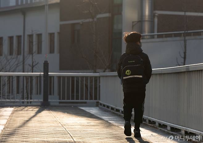 지난 1월 오전 서울 시내의 한 초등학교에서 어린이들이 등교를 하고 있다/사진=뉴스1 /사진=(서울=뉴스1) 이재명 기자