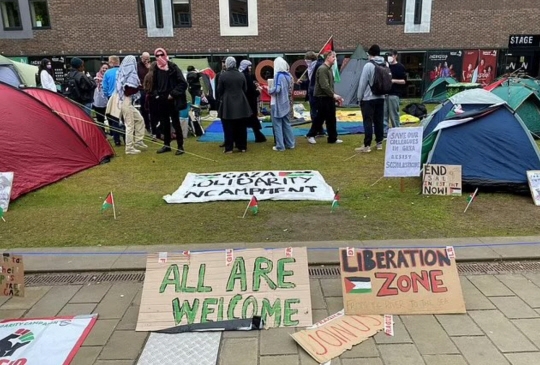 영국 뉴캐슬 대학에 위치한 잔디밭 위에서 텐트를 치고 친팔레스타인 시위를 벌이고 있는 학생 시위대. X 캡처.