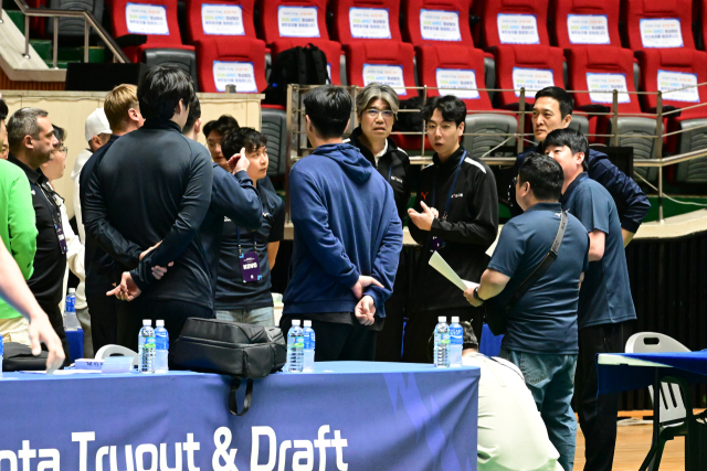 남자부 아시아쿼터 트라이아웃에 모인 감독들이 이야기를 나누고 있다./KOVO