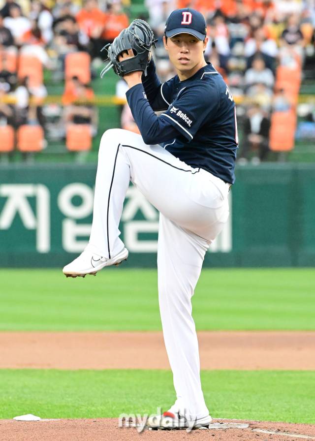 2024년 4월 26일 대전 한화생명이글스파크에서 진행된 '2024 신한 SOL 뱅크 KBO 리그' 두산-한화의 경기. 두산 선발 김유성이 역투를 펼치고 있다./마이데일리 
