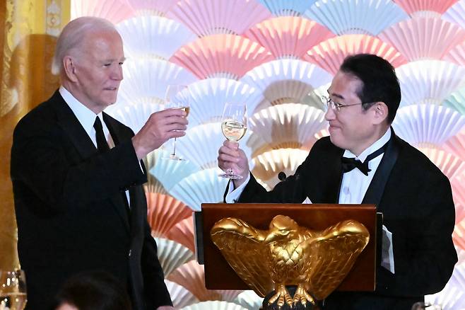 조 바이든 미국 대통령과 기시다 후미오 일본 총리가 백악관 이스트룸에서 열린 국빈만찬에 참석하고 있다. [AFP]