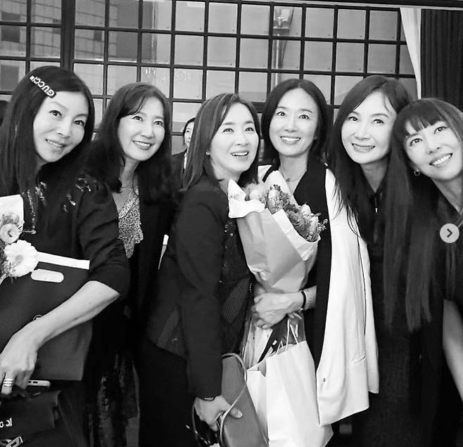 사진=왼쪽부터 황신혜, 유호정, 윤유선, 오연수, 채시라, 김완선/채시라 소셜미디어 캡처