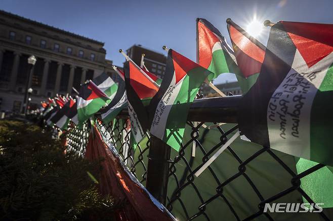 [뉴욕=AP/뉴시스] 24일(현지시각) 미국 뉴욕의 컬럼비아 대학교 캠퍼스 울타리에 친팔레스타인 시위대가 설치한 팔레스타인 깃발들이 펄럭이고 있다. 시위대는 교내에 텐트를 치고 야영하며 시위를 벌이고 있다. 2024.04.25.