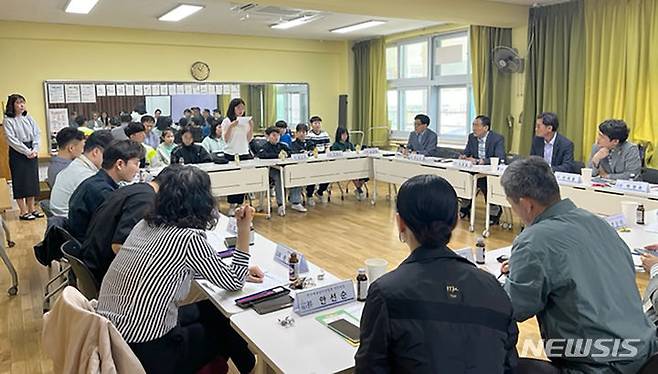 [광주=뉴시스] 광주 금호초등학교에서 '찾아가는 시민권익위원회'. (사진=광주시청 제공). photo@newsis.com *재판매 및 DB 금지