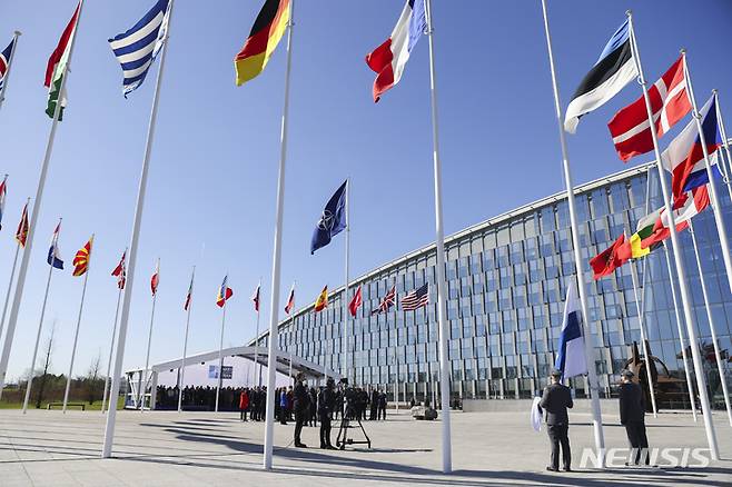 [브뤼셀=AP/뉴시스] 지난해 4월 촬영된 사진으로, 벨기에 브뤼셀 나토 본부 앞에서 나토 회원국들의 국기가 게양돼 있다. 2024.05.03.