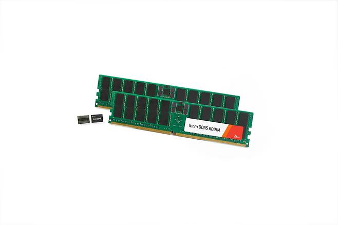 [서울=뉴시스]  SK하이닉스 1b DDR5 서버용 64기가바이트 D램 모듈. (사진=SK하이닉스) 2023.05.30. photo@newsis.com  *재판매 및 DB 금지