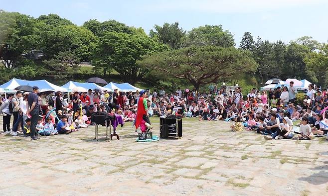 [진주=뉴시스] 국립진주박물관 마술공연 모습. (사진=뉴시스DB). photo@newsis.com *재판매 및 DB 금지