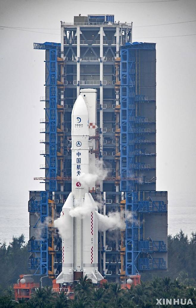 ([신화/뉴시스] 중국의 달 이면 착륙 및 채취선 창어 6호 우주선을 상단에 탑재한  우주 로켓 창정 5호 야오 8호가 원창 우주발사장에 기립되어 카운트다운되고 있다. 창어 6호는 성공리에 발사되었다.