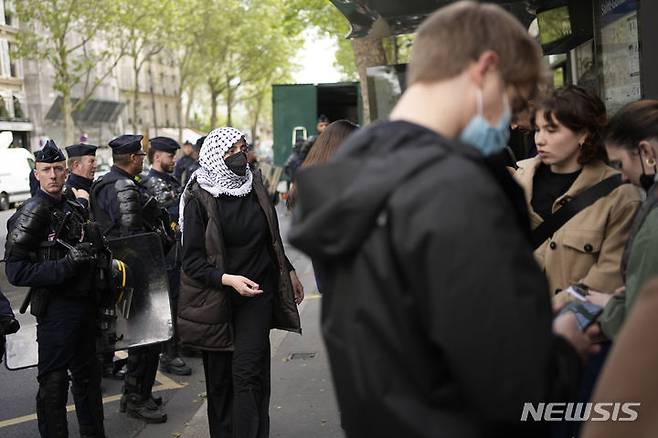 [AP/뉴시스] 3일 프랑스의 사이언스 포 파리 대학 인근에서 친 팔레스타인 시위 학생들이 경찰이 지켜보는 가운데 캠퍼스로 들어가고 있다. 이날 건물 점거 시위대가 평화리에 해산했다.