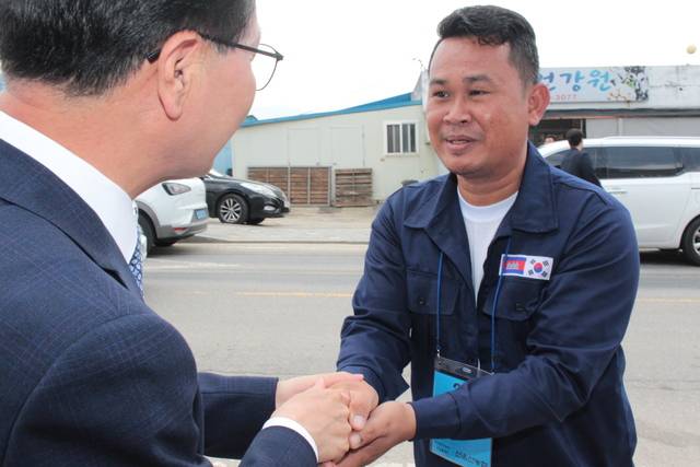 “우리 지역에 오신 외국인분들과 함께 살기 좋은 행복한 고창을 만들겠습니다” 심덕섭 군수와 농업근로자 기숙사에서 머물 캄보디아 계절근로자가 함께 손을 잡고 서로 감사함을 전하고 있다.