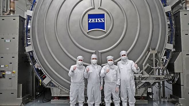 이재용 삼성전자 회장(왼쪽 두 번째)이 지난 26일(현지시간) 독일 오버코헨 ZEISS 본사를 방문한 모습