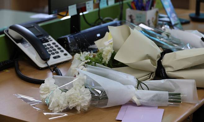 악성민원으로 세상을 뜬 한 교사가 재직하던 학교의 교사 책상에 꽃이 놓여 있다. 연합뉴스