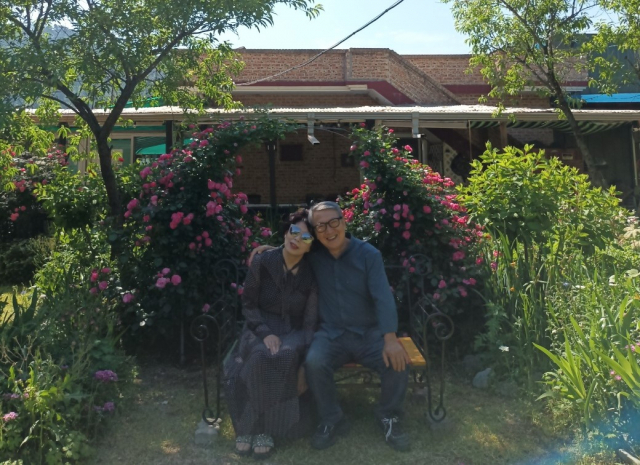 강원 인제군에서 전원생활을 즐기고 있는 김신영(왼쪽), 오영수씨 부부. 본인 제공