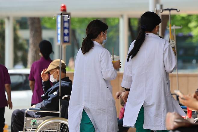 정부의 의대 증원 추진에 반발한 전공의들이 병원을 떠난지 60일째인 4월18일 서울 시내 한 대학병원에서 의료진이 이동하고 있다. ⓒ연합뉴스
