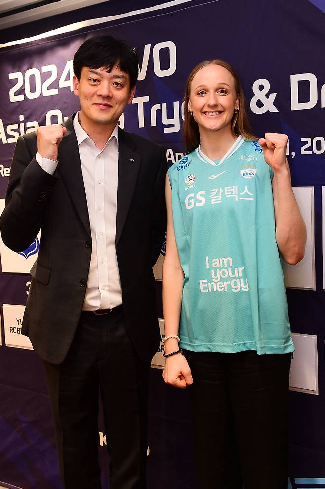GS칼텍스 이영택 감독(왼쪽)이 1일 제주 썬호텔에서 열린 2024~2025시즌 여자부 아시아쿼터 트라이아웃 드래프트 행사에서 스테퍼니 와일러를 뽑은 뒤 기념촬영하고 있다. KOVO 제공
